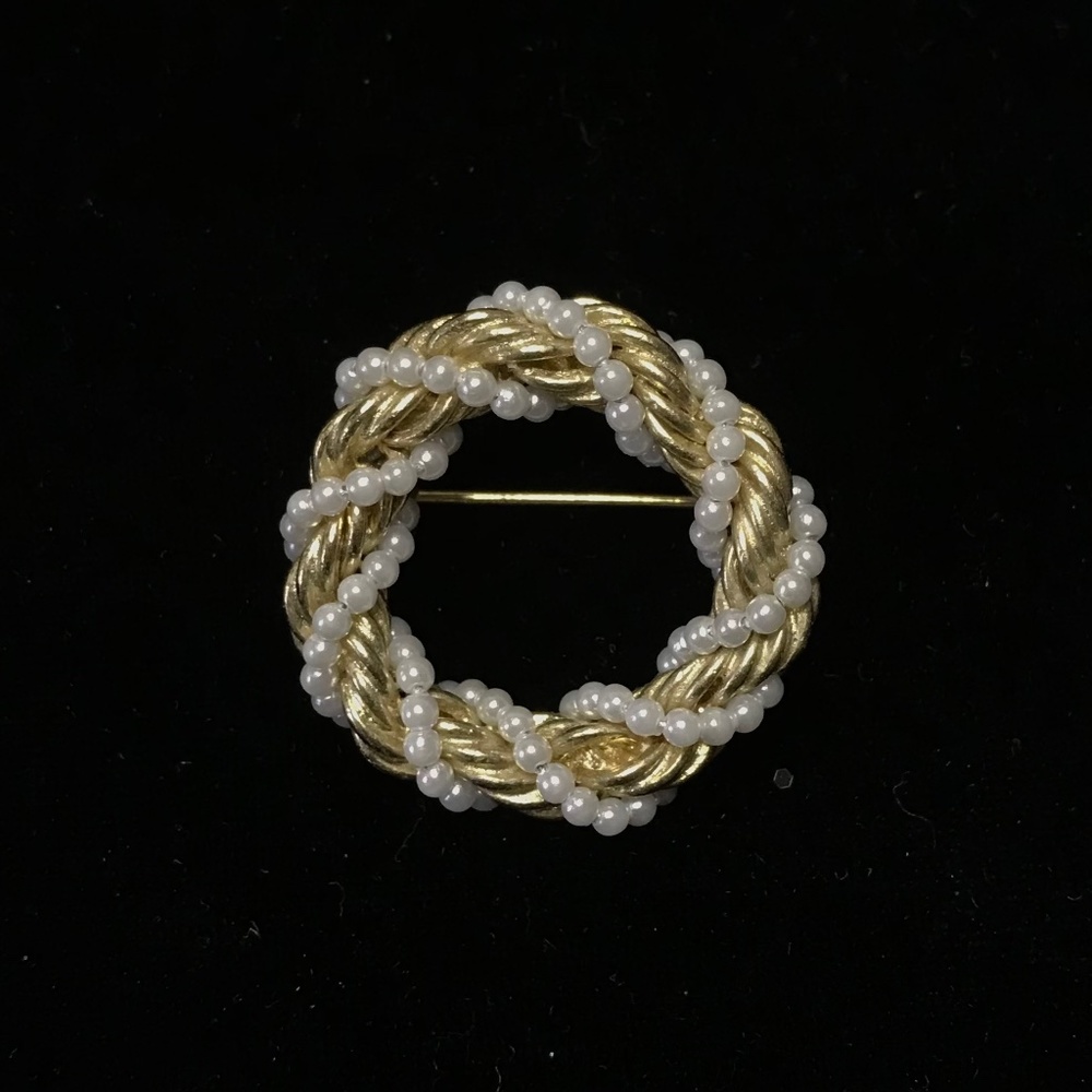 Pearl Wrapped Rope Brooch